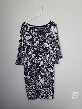 Connected Apparel Navy and White Floral Shift Top